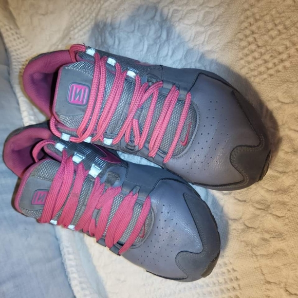 pink and grey nike shox